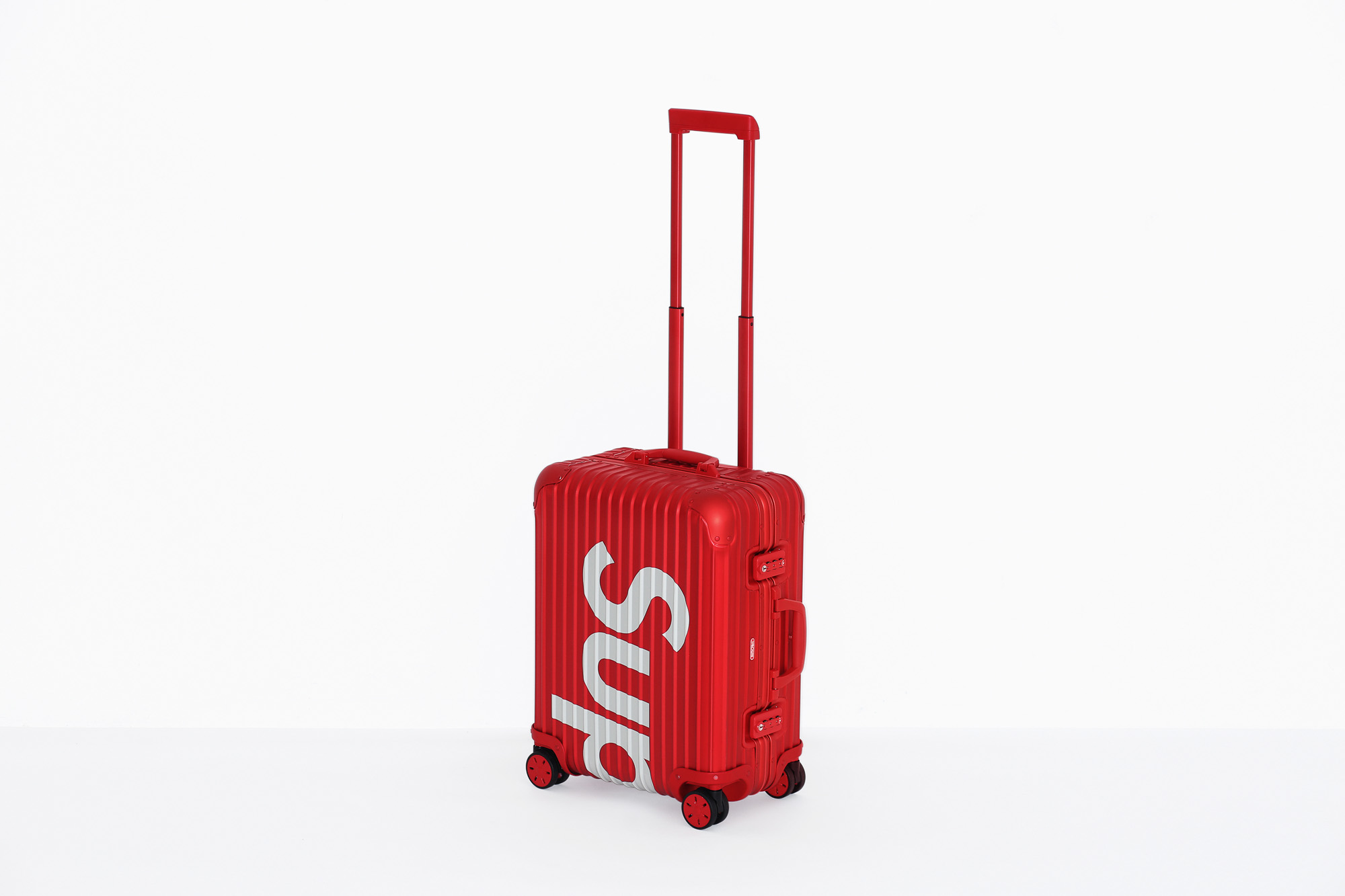 リモワ×シュプリームのスーツケース、レッドとブラックの2色が発売