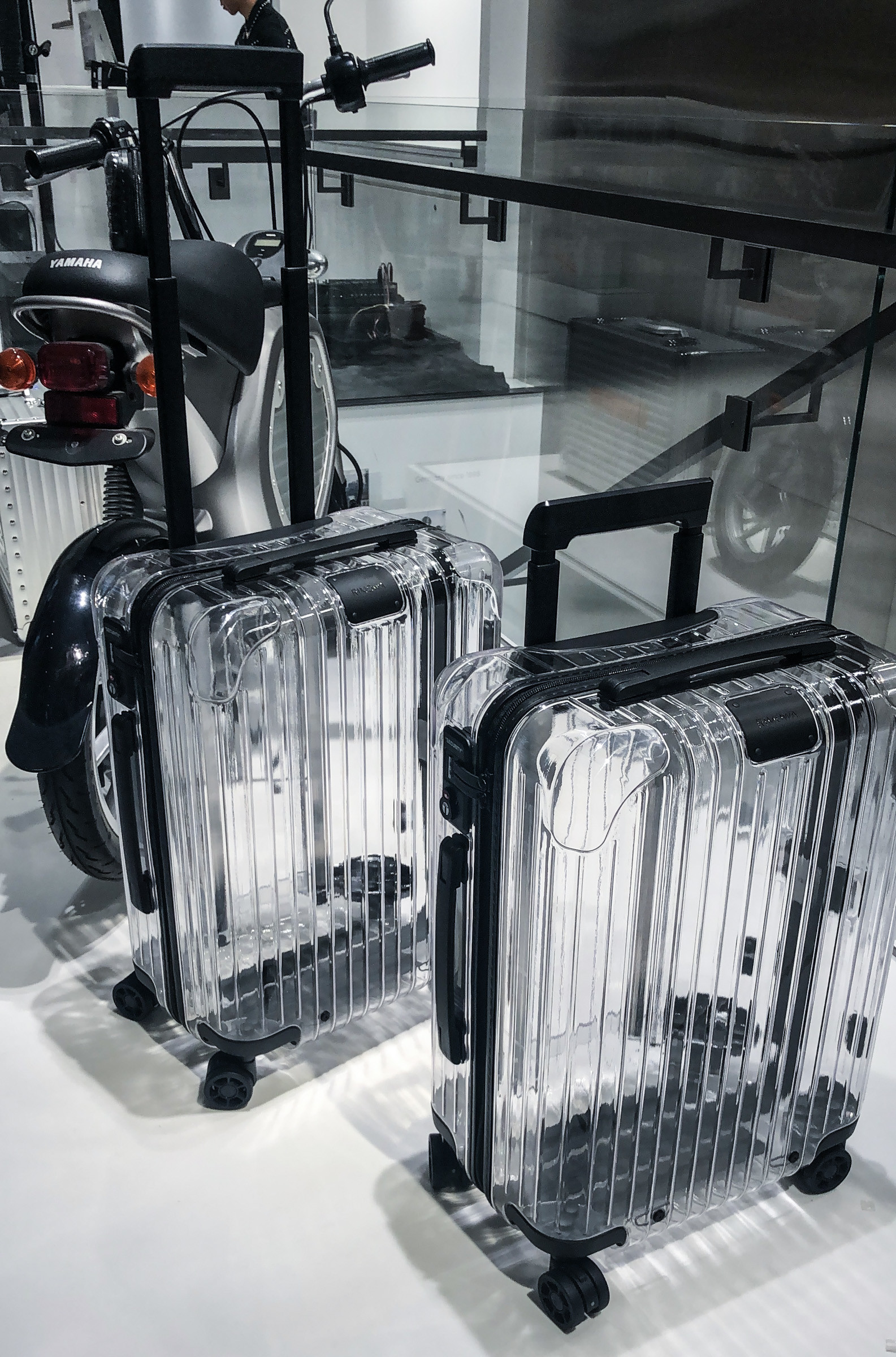 リモワ×オフ-ホワイト、透明のスーツケースを製作