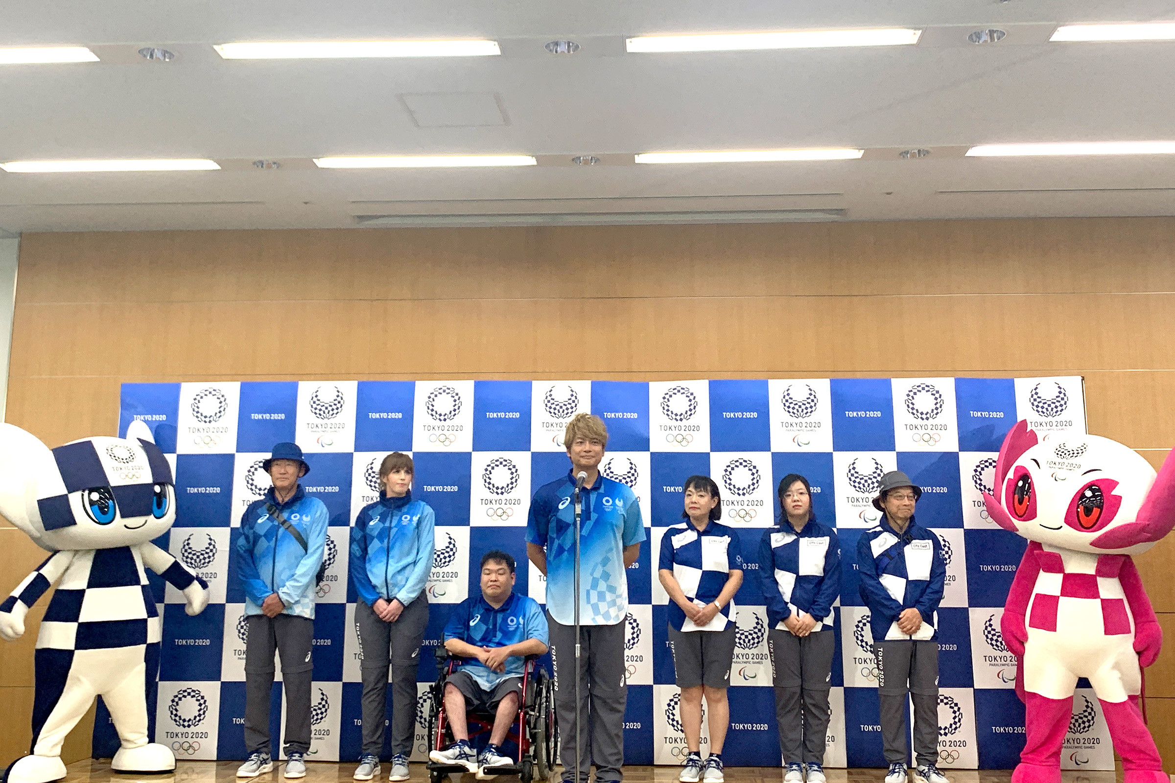 東京五輪スタッフとボランティアのユニフォーム公開、アシックスが