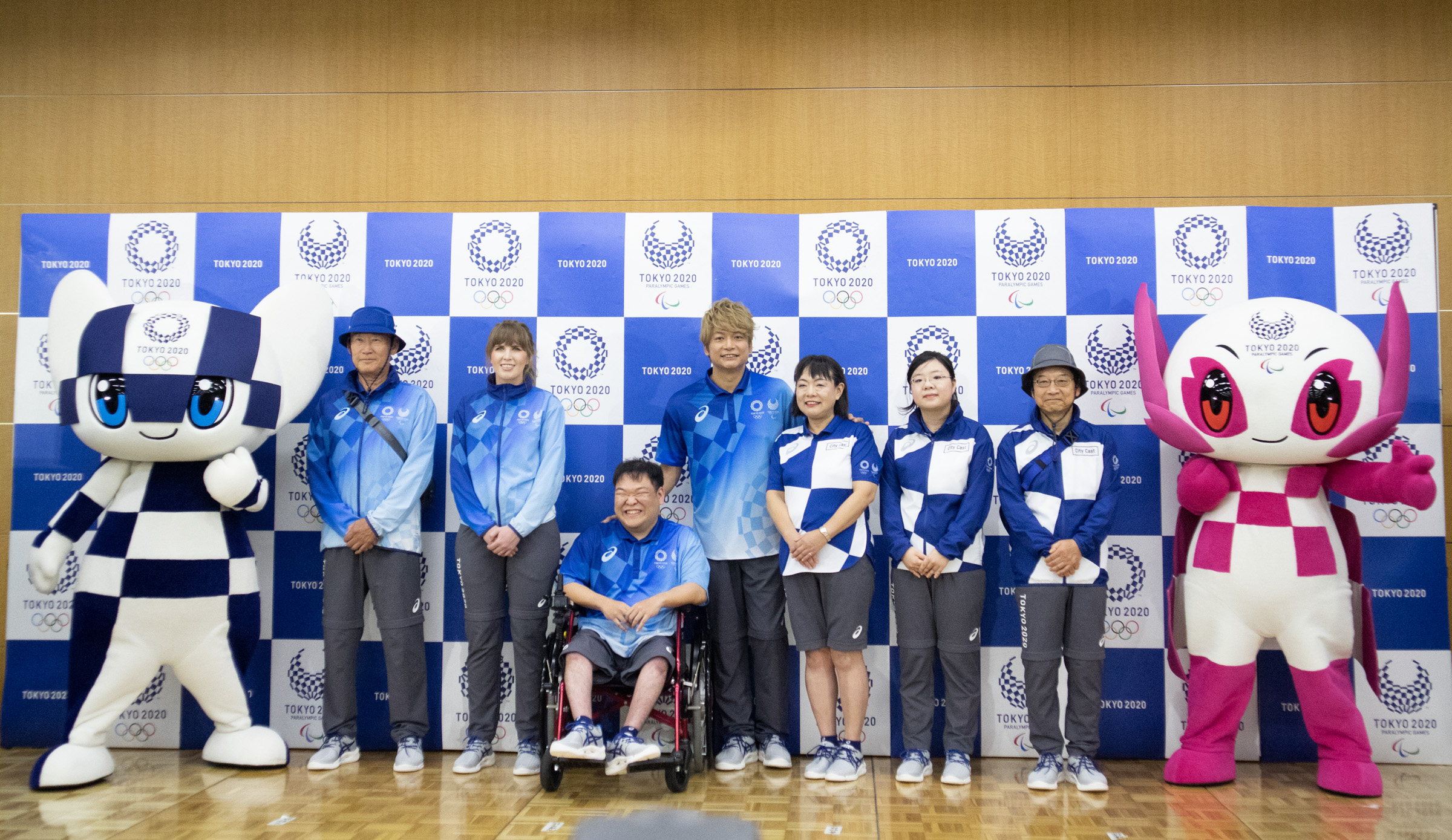 東京五輪スタッフとボランティアのユニフォーム公開、アシックスが
