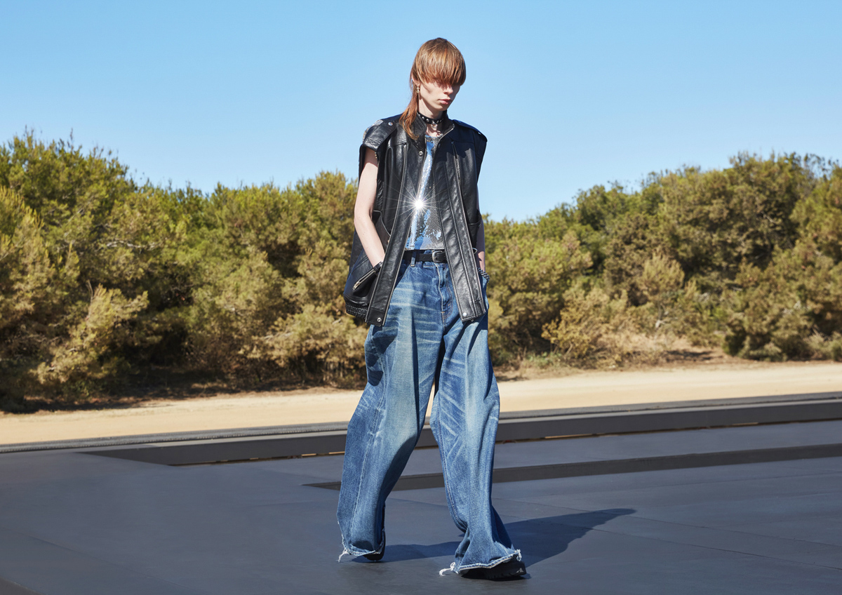 セリーヌ オム」裾幅約38cmのウルトラルーズなエレファントジーンズ発売