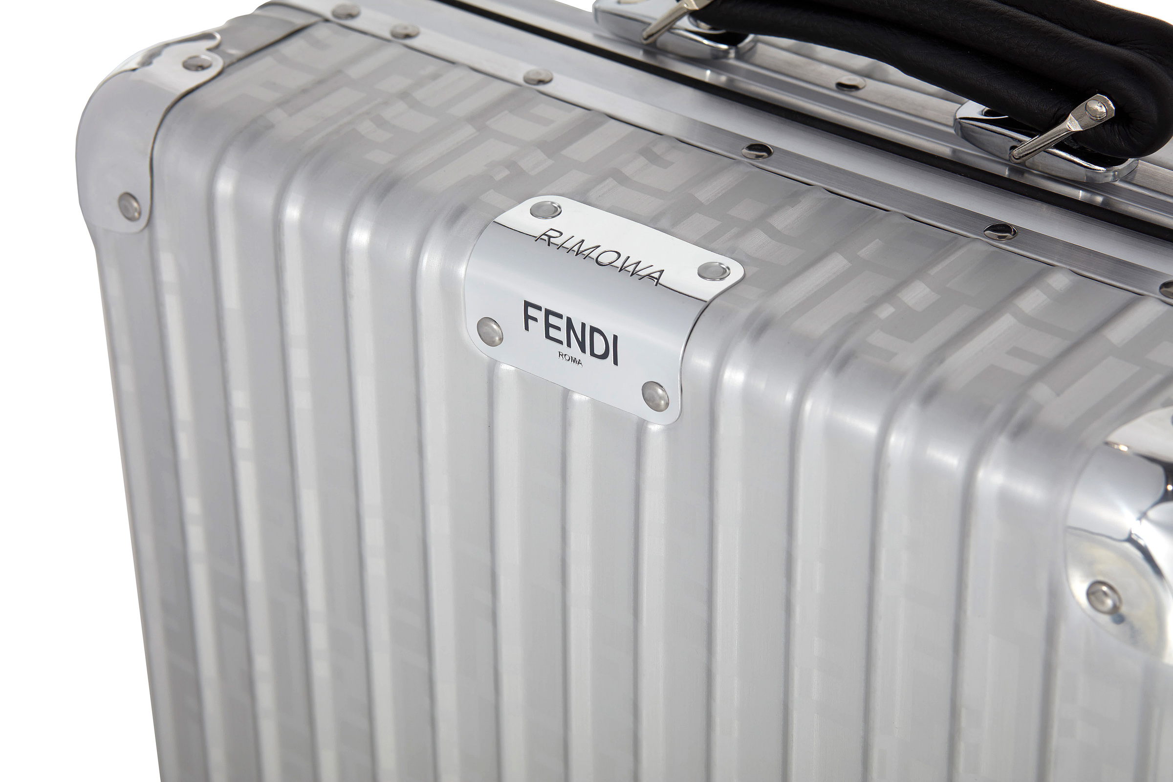 フェンディ×リモワ、機能性スーツケースに「クオイオローマ」で装飾 