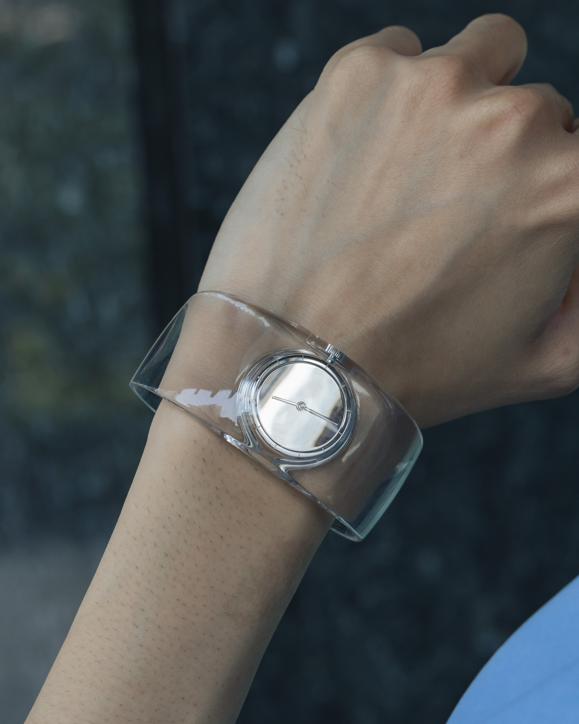 イッセイ ミヤケ ウオッチ「O」、透明な時計で作るサマースタイル
