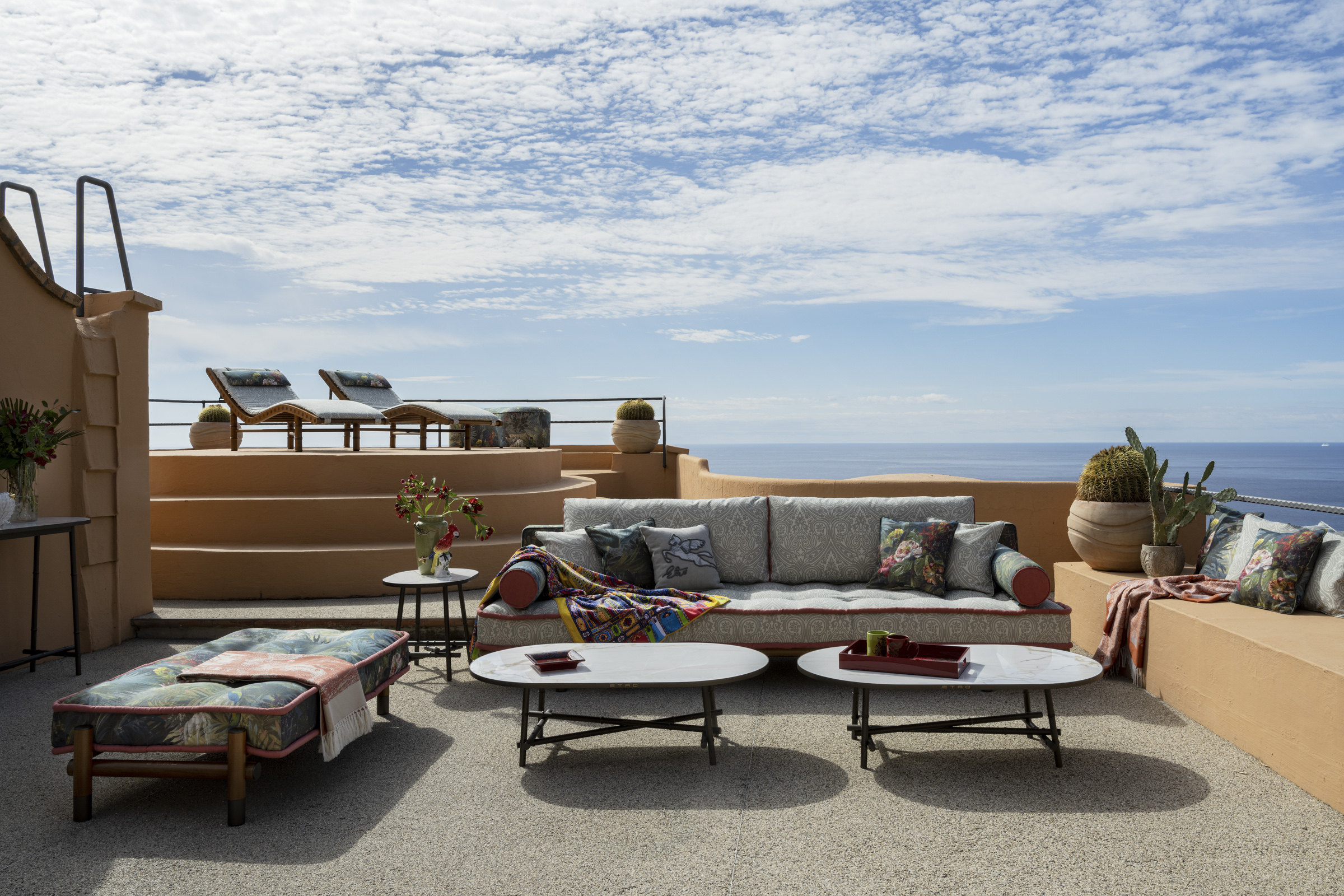 カプリ島のホテル「プンタ トンガーラ」にエトロの家具でカスタマイズ 