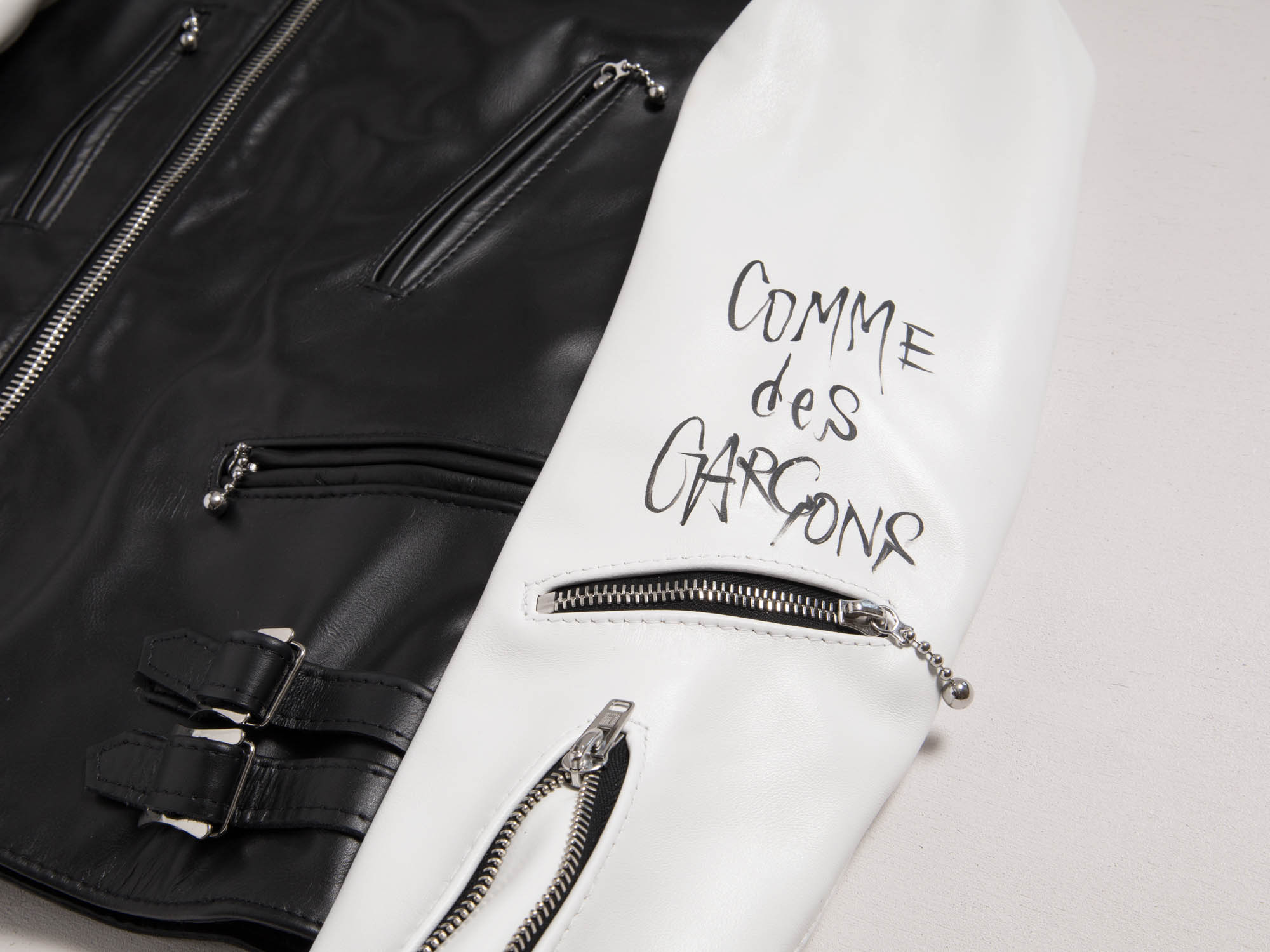 コム デ ギャルソン×ルイスレザーの新作が発売、袖に白のホースレザー 