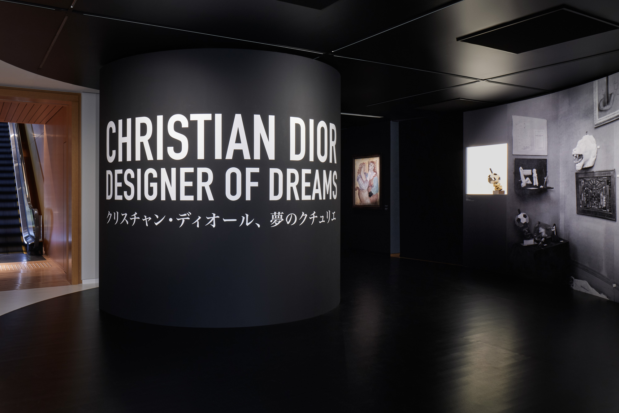 クリスチャン・ディオール、夢のクチュリエ展評：現代ファッションは