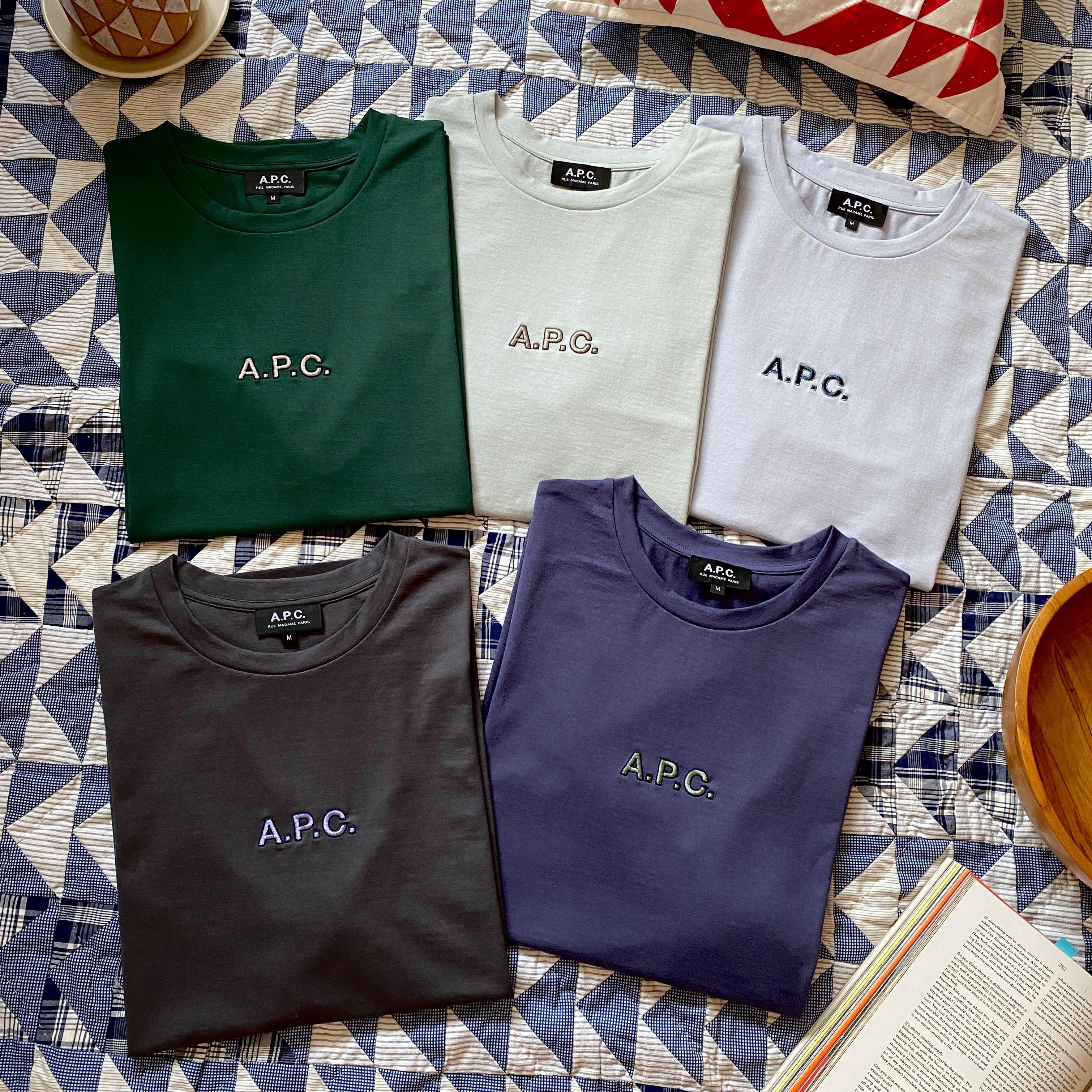 A.P.C.」定番ロゴTシャツから路面店限定カラーが登場 全5色展開