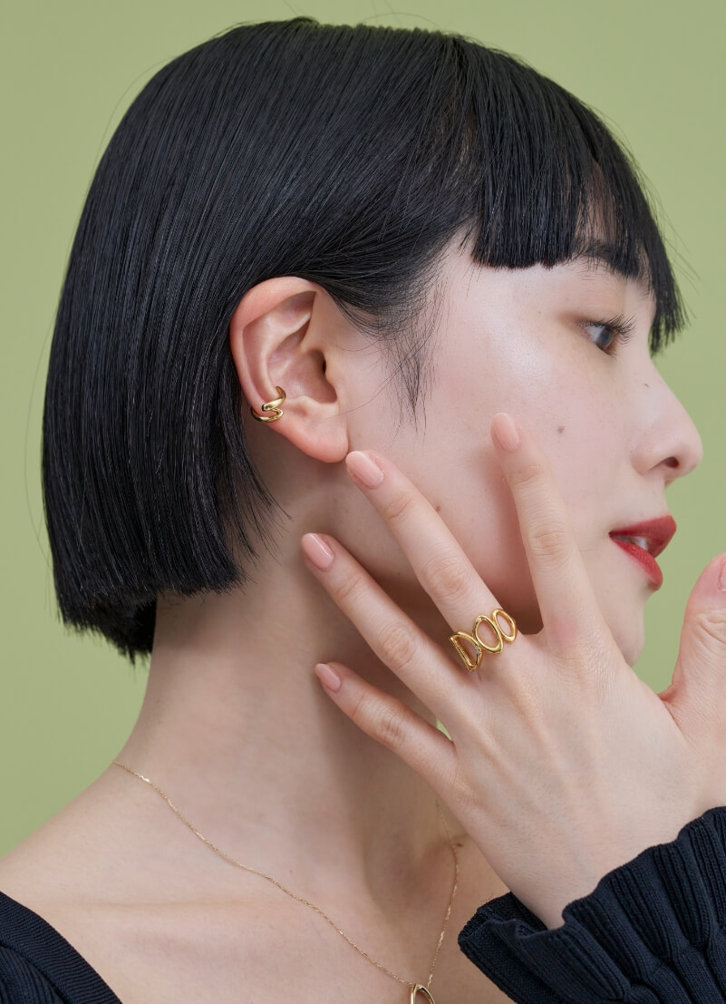 アクセサリーを身につけた人物写真