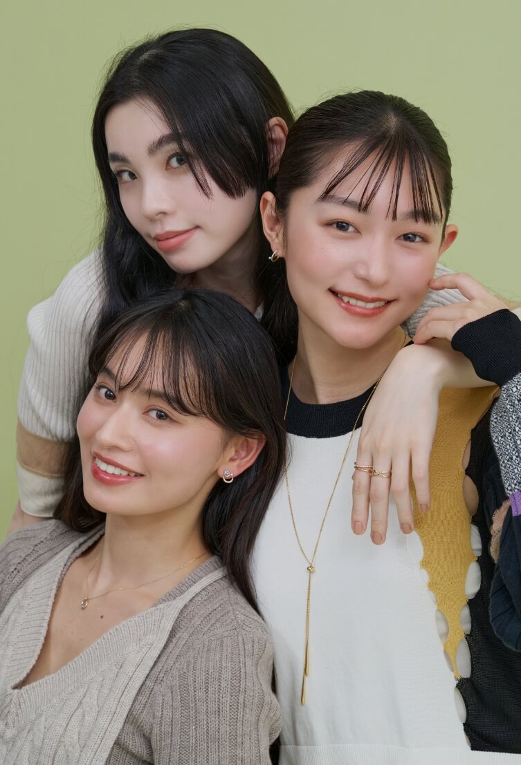 アクセサリーを身につけた人物写真