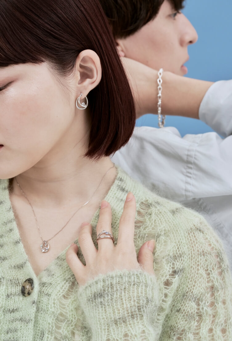 アクセサリーを身につけた人物写真