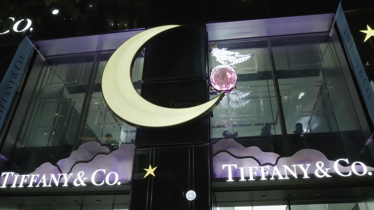 新田真剣佑と三吉彩花が迷い込む、ティファニーの夢物語